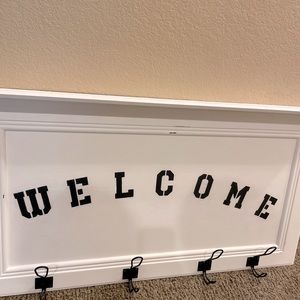 Welcome coat rack with shelf, has four hooks on the front and one on each side